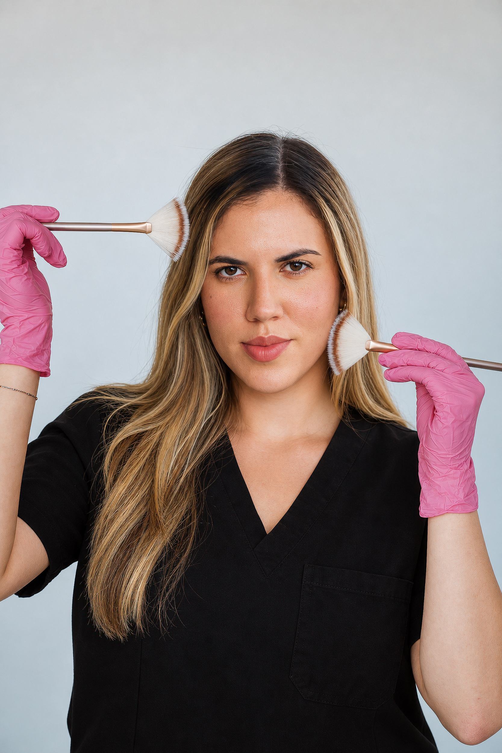 Gabriela con brochas de cuidado facial