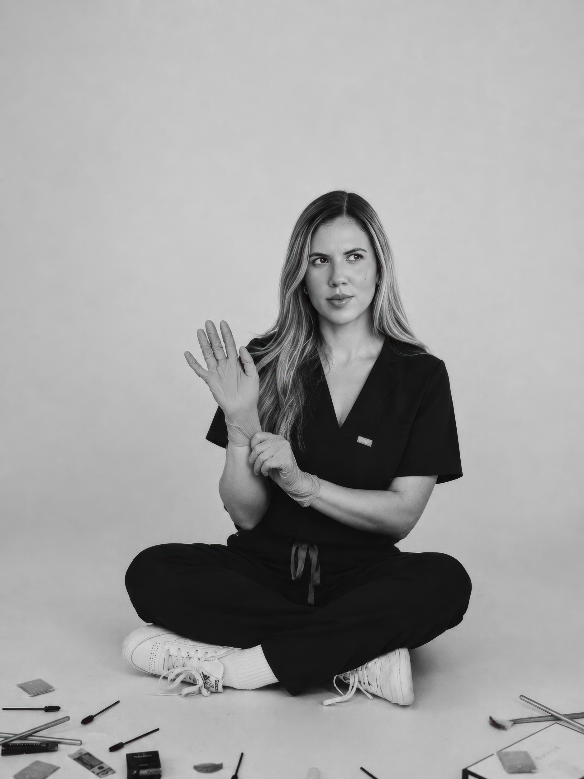 Retrato de Gabriela con sus herramientas de cuidado facial